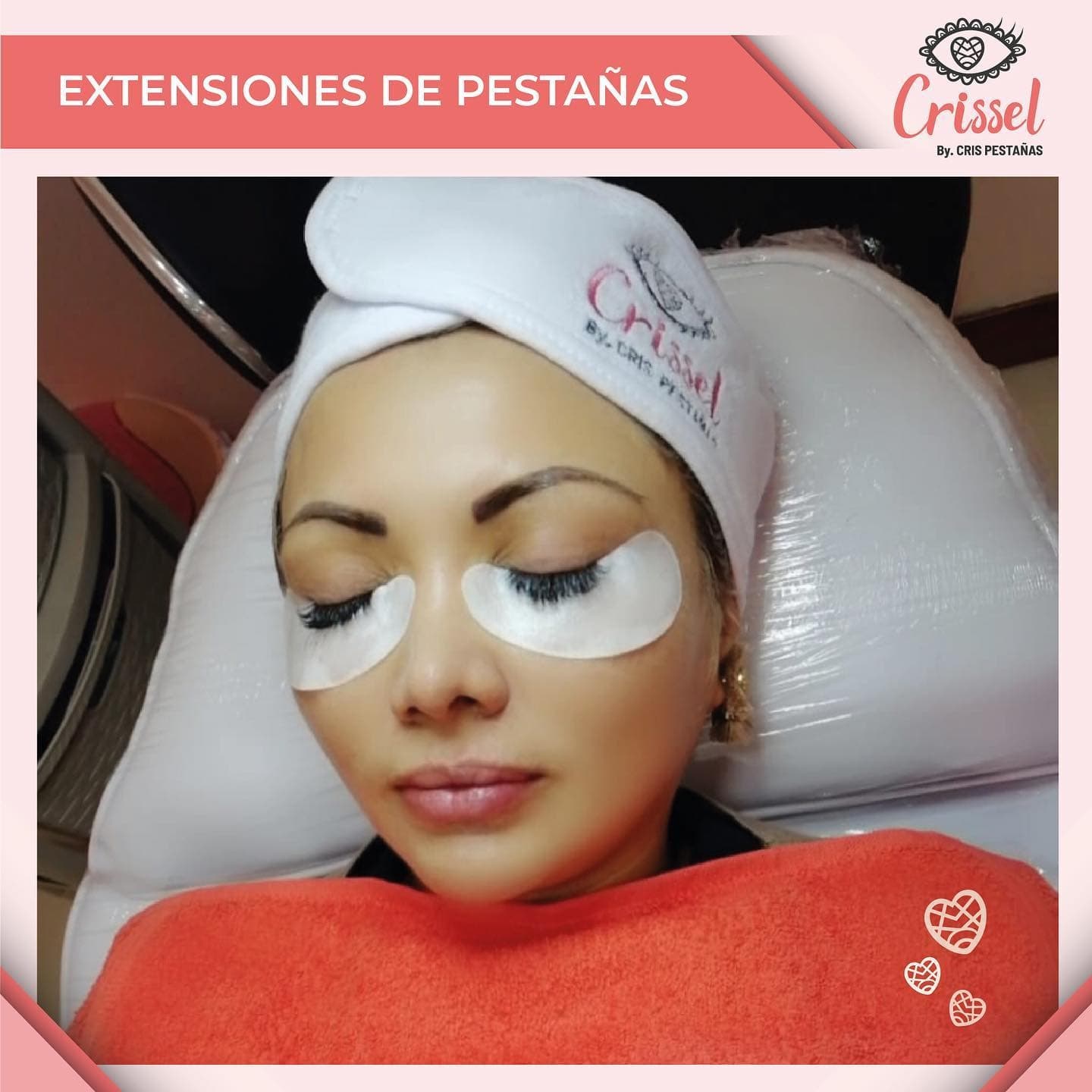 Clienta durante un servicio de extensiones en Crissel Studio